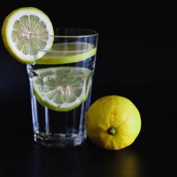 柠檬水什么时候喝好，柠檬水应该怎么喝