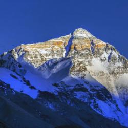 珠穆朗玛峰是哪个国家的