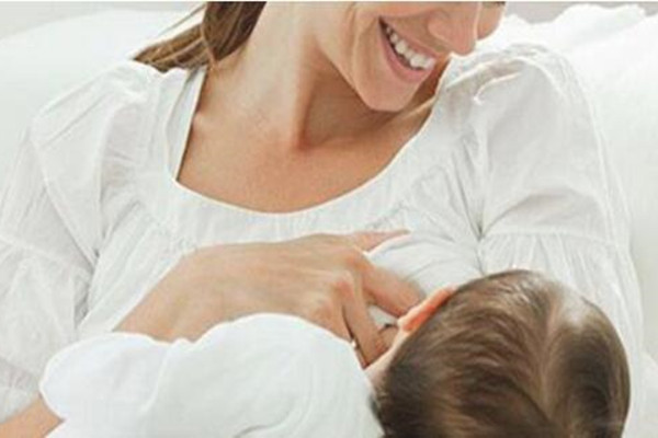 母乳喂养，如何知道宝宝吃饱没？